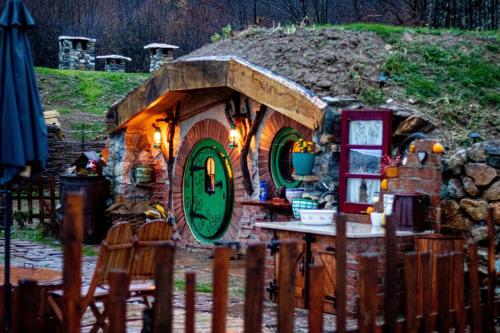 uma pequena casa de pedra com uma mesa em frente em Zemljane kućice Kreševo em Kreševo