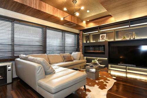 uma sala de estar com um sofá e uma televisão de ecrã plano em Hills Garden 本通 em Tsukisappu
