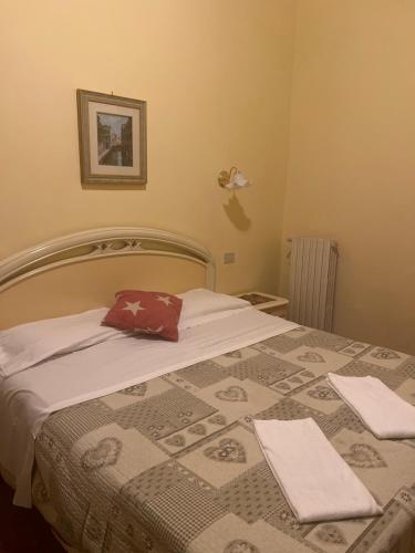 ein Schlafzimmer mit einem Bett mit zwei Handtüchern darauf in der Unterkunft Cà Lin Venice Zimmer in Venedig