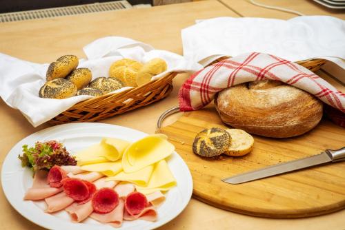 un tavolo con un piatto di cibo e pane di Hotel Logos a Danzica