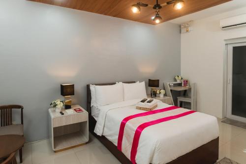 Ένα ή περισσότερα κρεβάτια σε δωμάτιο στο Monica Midtown Suites