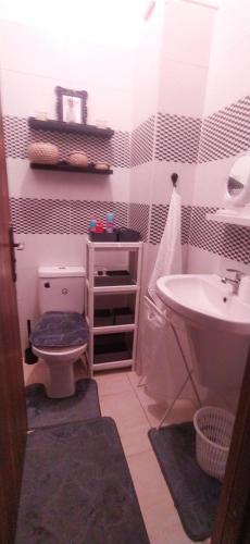 a bathroom with a toilet and a sink at Appartement au calme hors du bruit de Casablanca à Bouskoura in Bouskoura