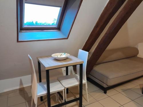 Ruang duduk di La Mansarde: appartement tout confort à Vatan