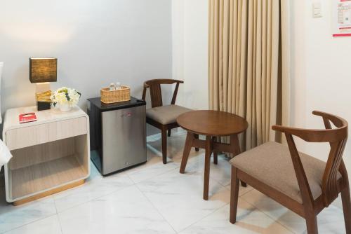 Η κουζίνα ή μικρή κουζίνα στο Monica Midtown Suites