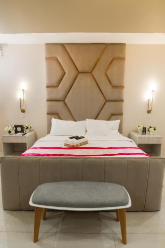 Ένα ή περισσότερα κρεβάτια σε δωμάτιο στο Monica Midtown Suites
