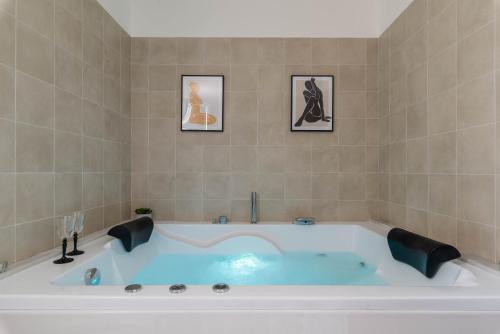 A bathroom at Bianco Sale Holiday Home - Seaview Terraces