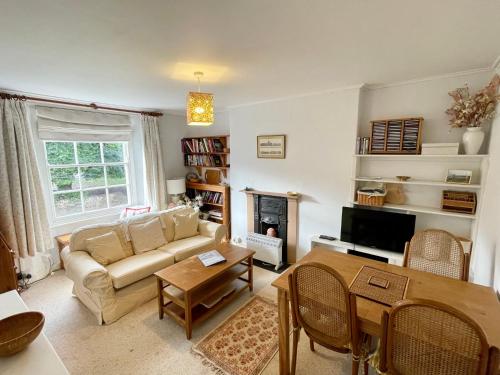 a living room with a couch and a table at Cosy boutique apartment in colourful Bristol in Bristol