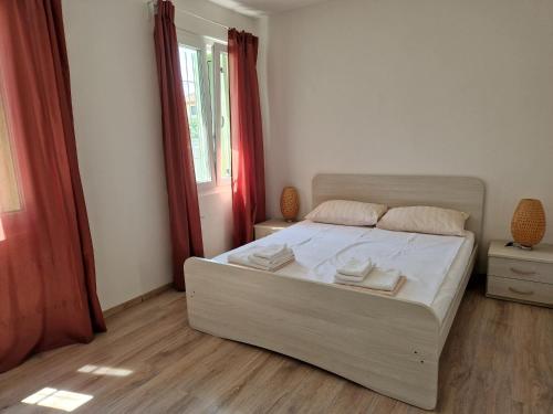 Casa Rafut في غوريزيا: غرفة نوم عليها سرير وفوط