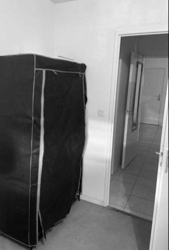 a black and white photo of a hallway with a mirror at Appartement calme et lumineux 
