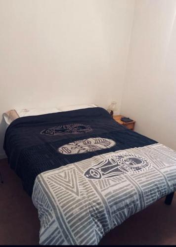 Tempat tidur dalam kamar di Appartement calme et lumineux
