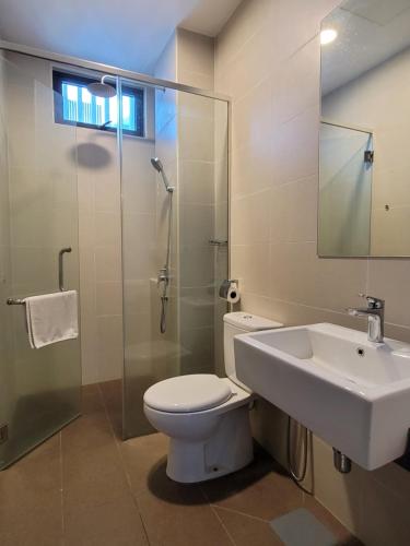 y baño con aseo, lavabo y ducha. en Atlantis Residences By 360 HOME en Melaka