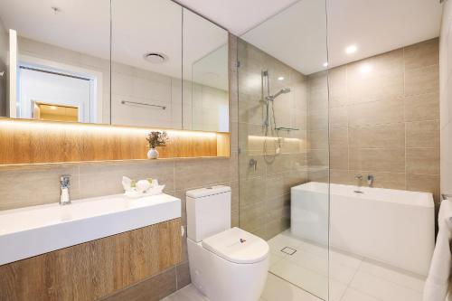 黃金海岸的住宿－Luxury S Casino Residences Broadbeach - Holiday Paradise，浴室配有卫生间、盥洗盆和淋浴。