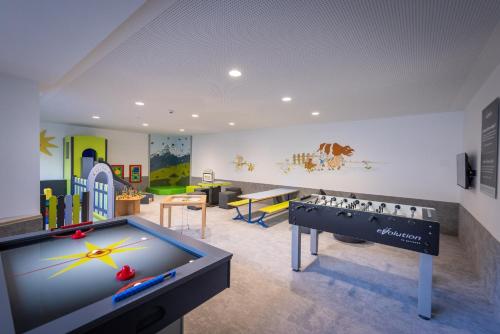 Eine Spielezimmer in der Unterkunft Hotel Tauernhof