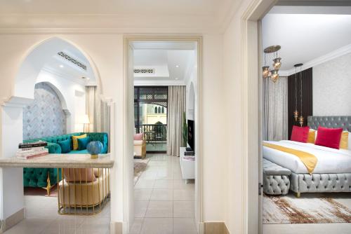 ドバイにあるDurrani Homes - Souk Al Bahar Living Besides Burj khalifa & Fountainのベッドルーム1室(ベッド1台付)、リビングルームが備わります。