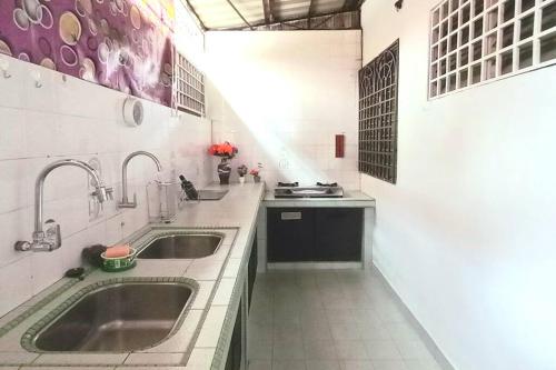Η κουζίνα ή μικρή κουζίνα στο 5 Bedroom 2 Bathrooms End-lot House, 3 parkings - Ipoh, Tambun
