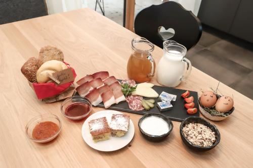 una tabella con un piatto di alimenti con uova e altri alimenti di HAUSERHOF Chalet with Dolomite View a Villandro