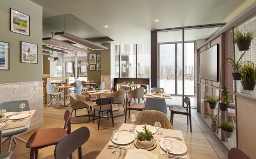une image d'un restaurant avec des tables et des chaises dans l'établissement Aparthotel Adagio Glasgow Central, à Glasgow