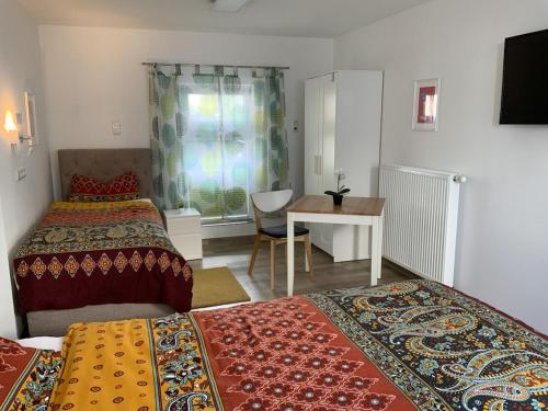 - une chambre avec 2 lits, une table et une fenêtre dans l'établissement Appartement für Monteure 18qm, à Weiterstadt