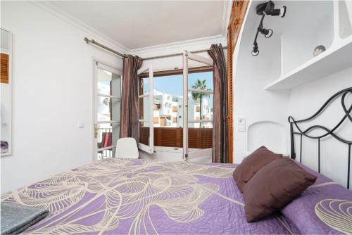 Giường trong phòng chung tại Apartment Rovelló - Port d'Alcúdia