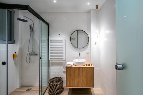 bagno con lavandino e specchio di Kipos Boutique Suites a Heraklion