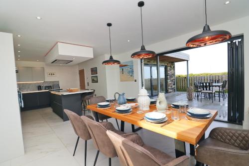 Η κουζίνα ή μικρή κουζίνα στο Stunning home, sea views, walk to beach