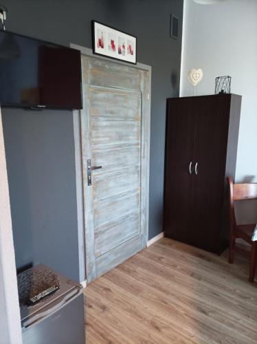 a door in a room with a wooden floor at Ostoja Karkonoska in Podgórzyn