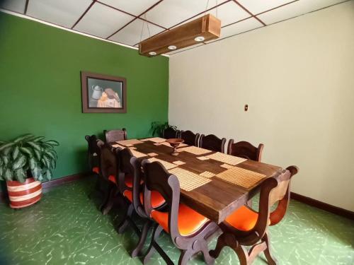 a conference room with a wooden table and chairs at Caracol Casa Turística in San Gil