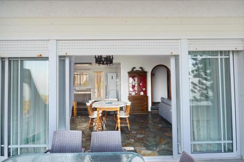 Χώρος καθιστικού στο Antorina Beachfront Villas with Private Pools