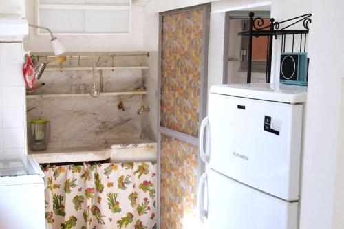 eine Küche mit einer Spüle und einem Kühlschrank in der Unterkunft Bilocale nel cuore di Genova in Genua