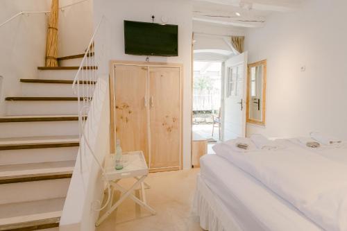 een slaapkamer met 2 bedden en een tv aan de muur bij Romantic Stone House Double room in Kornić