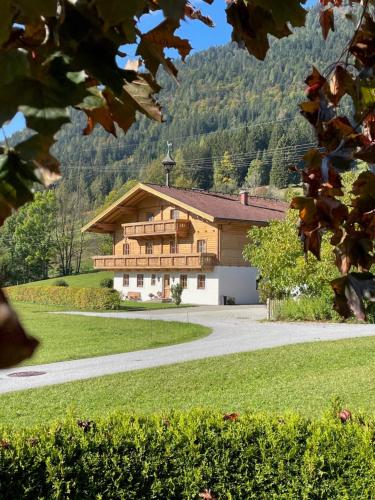 una casa en una colina con un camino delante en Wimmhof, en Sankt Martin am Tennengebirge