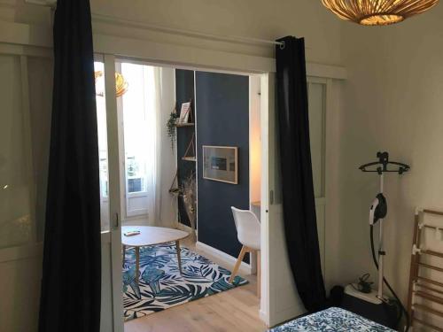 une chambre avec une porte s'ouvrant sur une chambre avec une table dans l'établissement HYPER CENTRE CLIM T2 NEUF - OLD PORT 1.5KM, à Marseille
