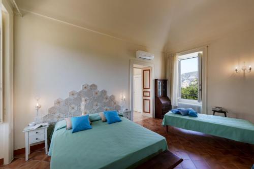 1 dormitorio con 2 camas y ventana grande en Villa Preziosa al Pizzo 3 km da Sorrento en Sant'Agnello