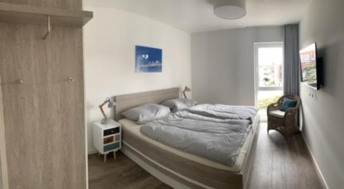 a bedroom with a large bed in a room at Schillig, Nordsee - Friesland - Wohnung - neu in Wangerland