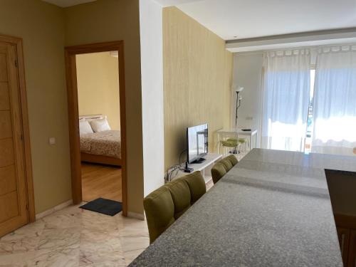 une chambre avec une table et une chambre avec un lit dans l'établissement Comme à la maison 2, à Derroua