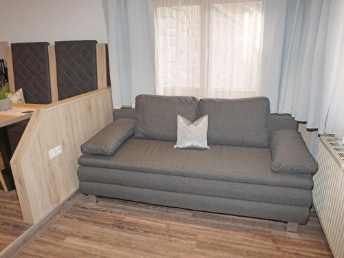 um sofá com uma almofada na sala de estar em Apartment Leiter-2 by Interhome em Sölden