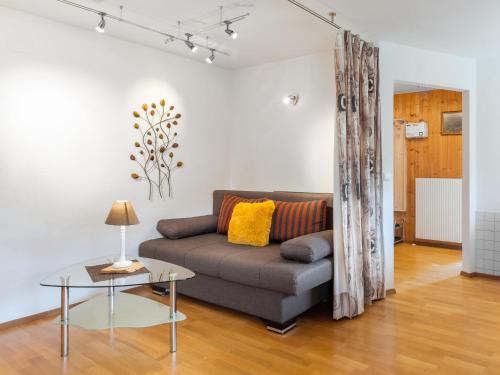 salon z kanapą i stołem w obiekcie Apartment Wieser by Interhome w mieście Spielbichl