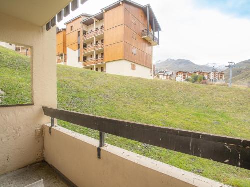 un balcon avec vue sur un immeuble dans l'établissement Apartment Asters 1126 Bâtiment A2 by Interhome, aux Menuires