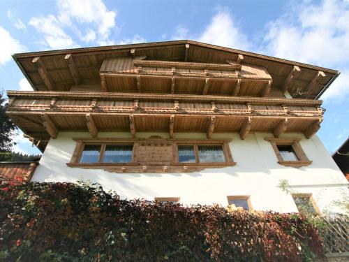 budynek z drewnianym dachem na górze w obiekcie Apartment Gangerhof by Interhome w mieście Kaltenbach
