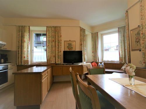 une cuisine et une salle à manger avec une table et une télévision dans l'établissement Apartment Rauter-1 by Interhome, à Mayrhofen