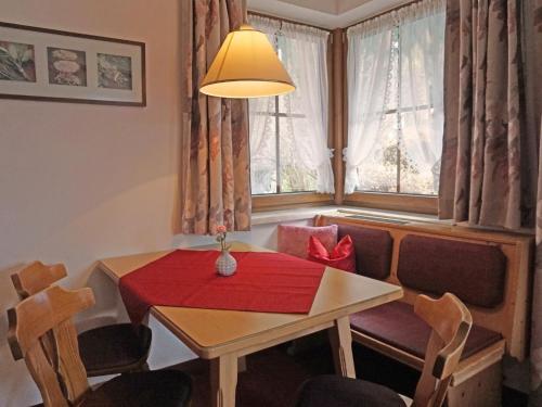 comedor con mesa, sillas y ventana en Apartment Alpengruss by Interhome, en Oberlehn