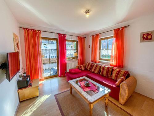 - un salon avec un canapé rouge et des fenêtres dans l'établissement Apartment Kühbeck-1 by Interhome, à Bischofsmais