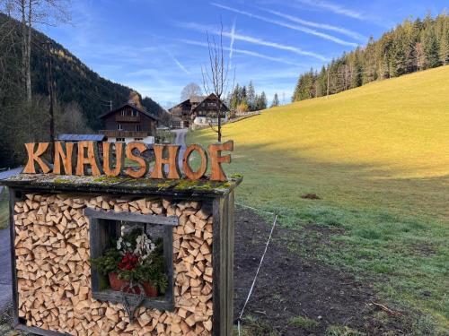 znak na dachu budynku w polu w obiekcie Apartment Knaushof by Interhome w mieście Ramsau am Dachstein