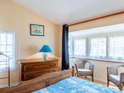 1 Schlafzimmer mit einem Bett, 2 Stühlen und einer Kommode in der Unterkunft Holiday Home Tytisa N-2 by Interhome in Barneville-Carteret