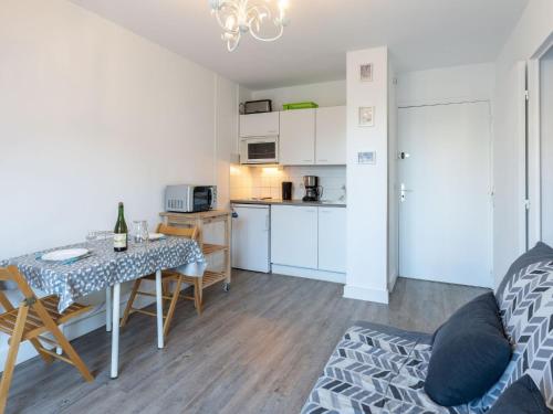 un salon avec une table et une cuisine dans l'établissement Apartment Fleur Marine-16 by Interhome, à Cabourg