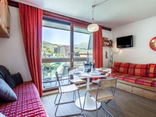 un salon avec une table et des chaises et une fenêtre dans l'établissement Studio Vostok Zodiaque-42 by Interhome, au Corbier