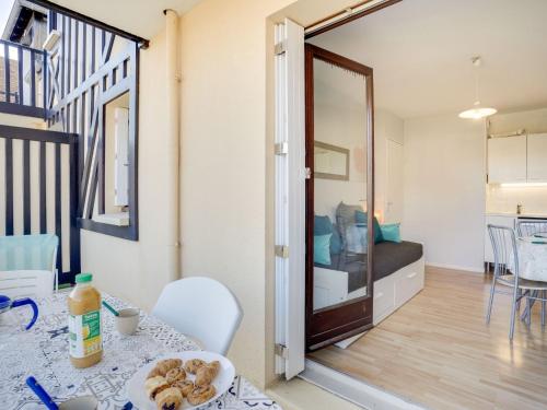 une salle à manger avec une table et une porte menant à une chambre dans l'établissement Apartment Fleur Marine-9 by Interhome, à Cabourg