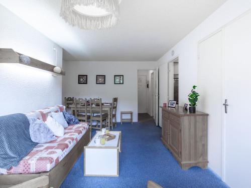 ein Wohnzimmer mit einem Sofa und einem Tisch in der Unterkunft Apartment Lunik Orion-23 by Interhome in Le Corbier