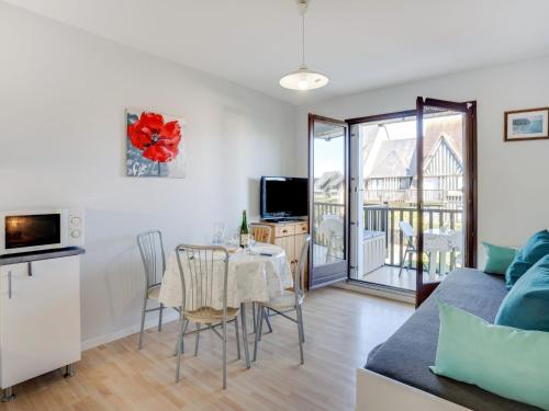 un salon avec une table et un canapé dans l'établissement Apartment Fleur Marine-9 by Interhome, à Cabourg
