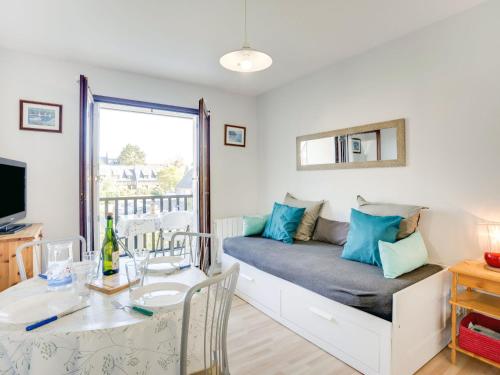 un salon avec un canapé et une table dans l'établissement Apartment Fleur Marine-9 by Interhome, à Cabourg